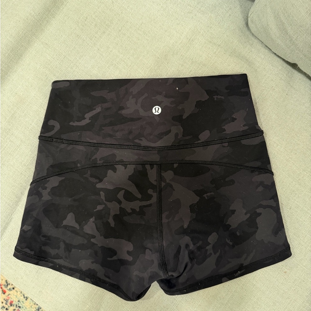 Lulu Lemon Black Camouflage Women's Shorts - Picture 2 of 3